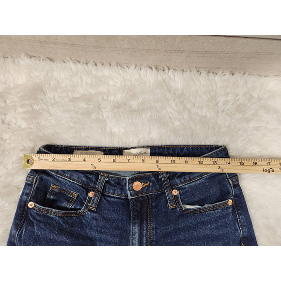 Universal Thread Women's Blue Stretch Distressed High Rise Straight Jeans Size 6 - Picture 6 of 8